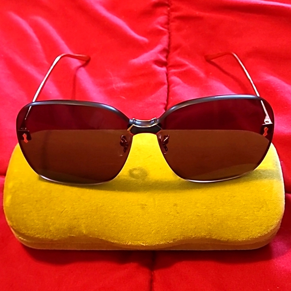 New vintage style Gucci sunglasses